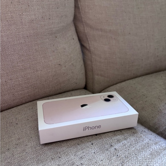 Pink iPhone 13 - 128 GB UNLOCKED - Picture 3 of 6